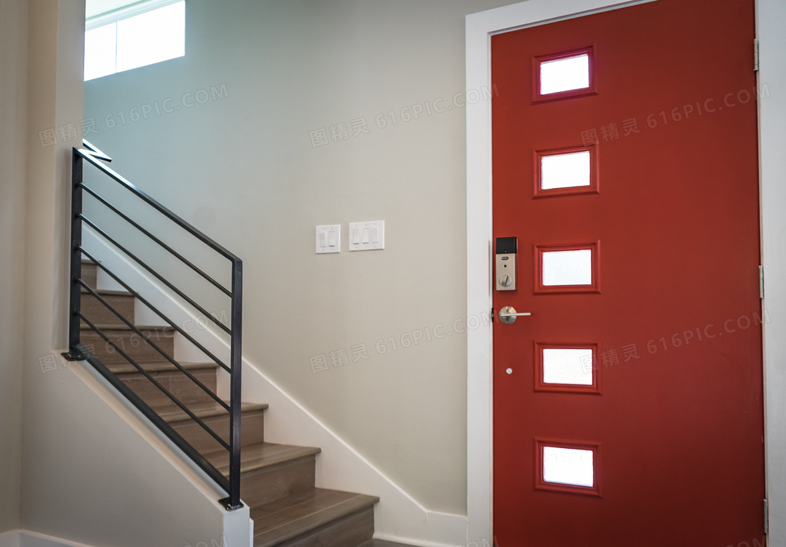 红色房门与室内的楼梯摄影高清图片