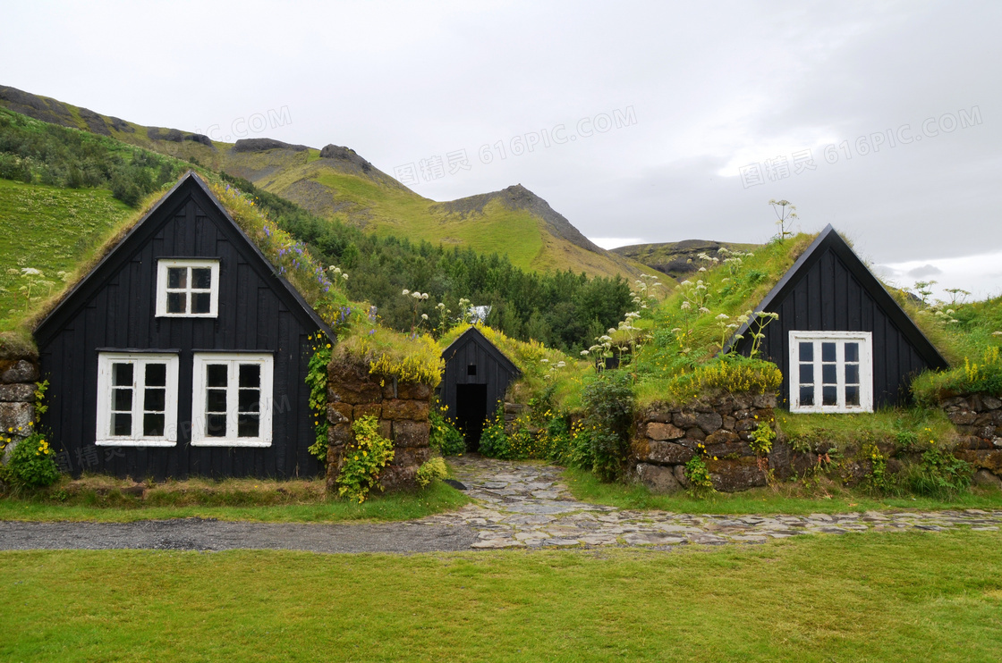 山脚下青草覆盖的房子摄影高清图片