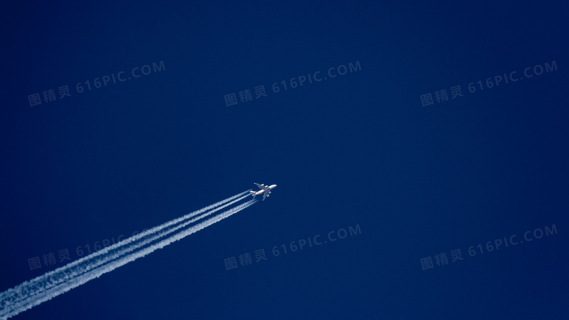 深邃蓝色天空民航飞机摄影高清图片