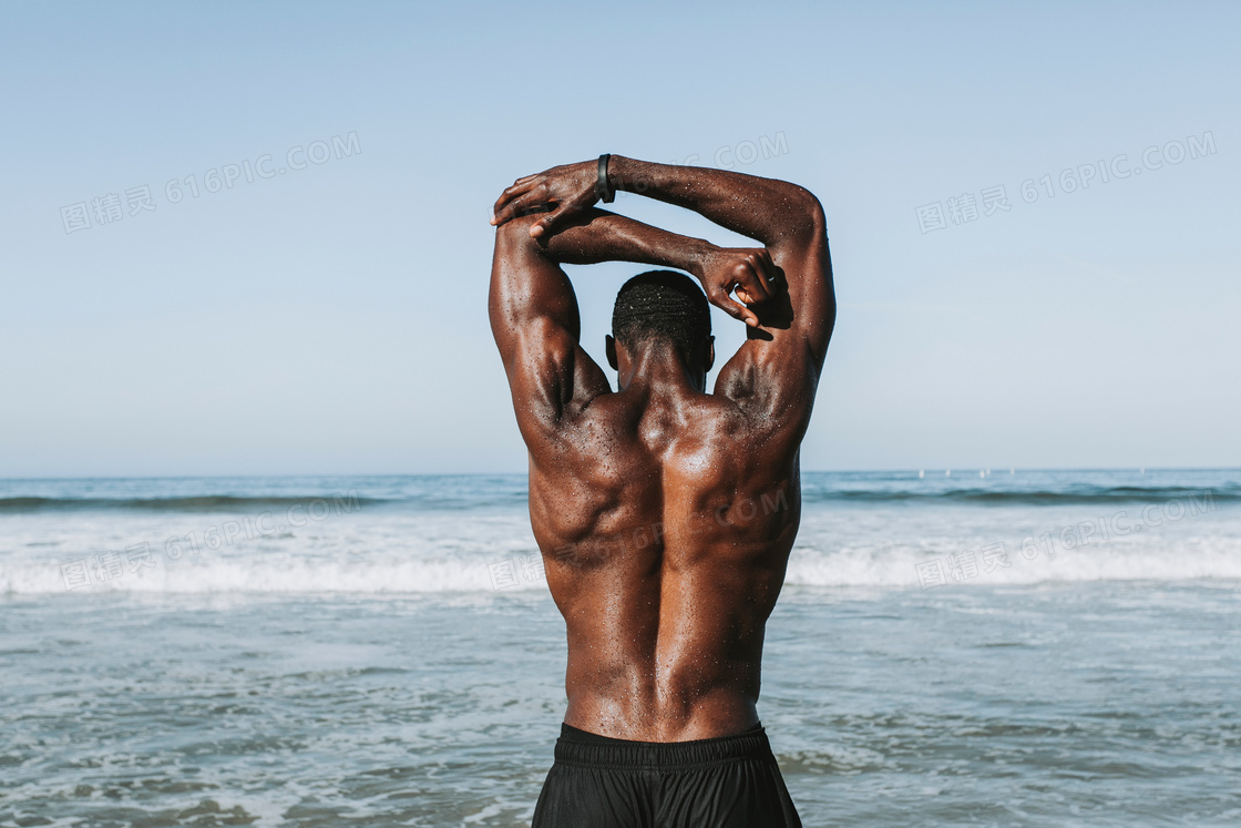 大海边背部肌肉健硕的男子高清图片