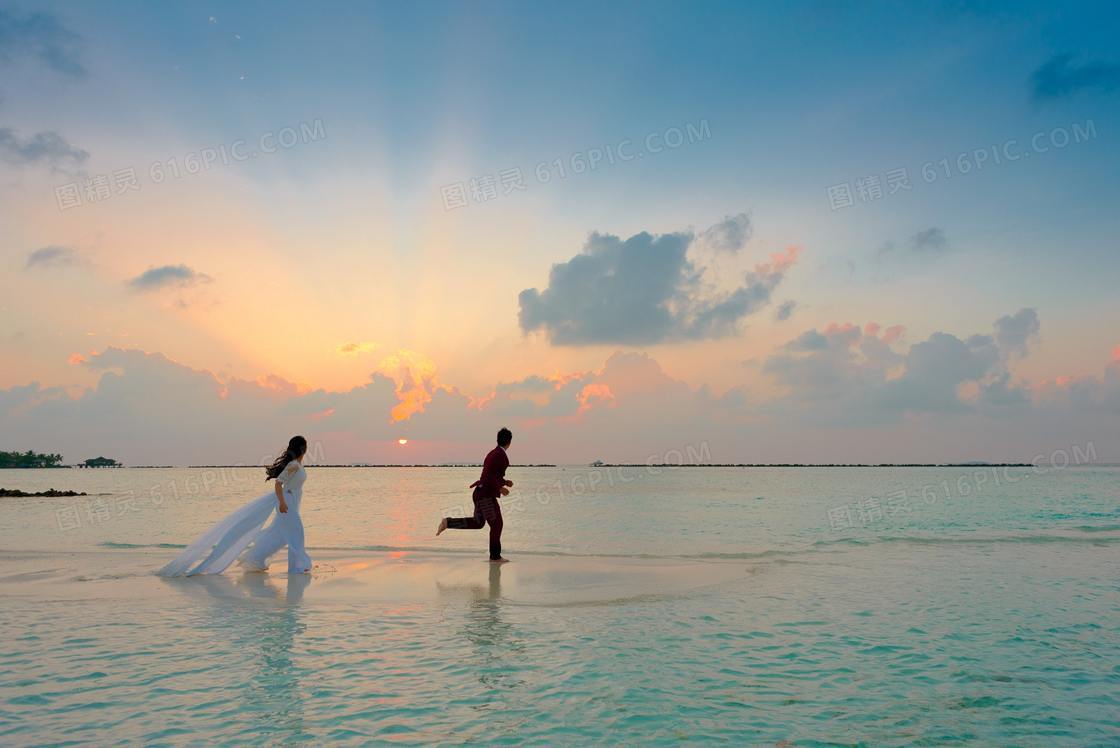 在沙滩之上奔跑的情侣摄影高清图片