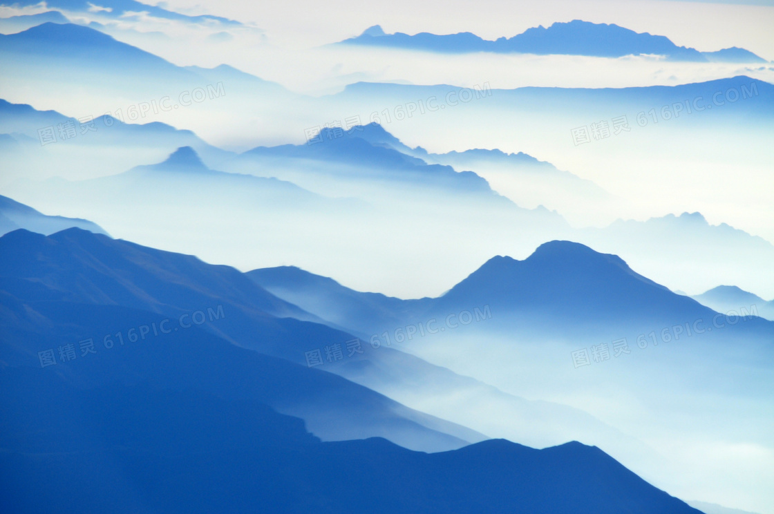 云海雾气中的连绵群山摄影高清图片