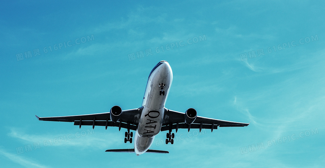 蔚蓝天空中的民航飞机摄影高清图片