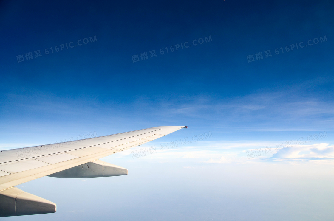 高空中的飛機機翼特寫攝影高清圖片