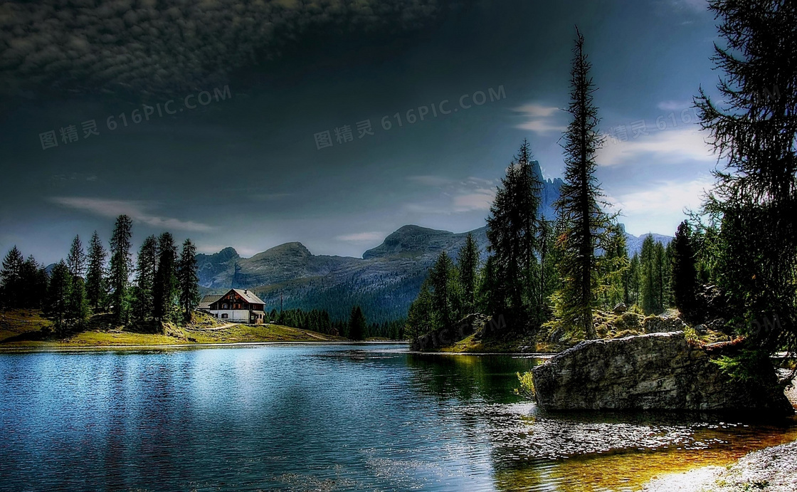 群山树木与湖边的小屋摄影高清图片
