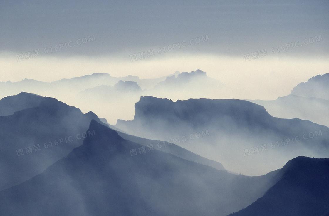 缭绕雾气中的崇山峻岭摄影高清图片