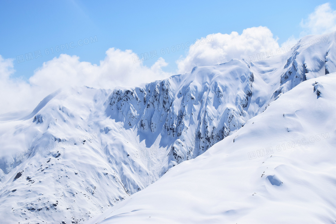 高海拔地区的严寒冰雪山峰高清图片