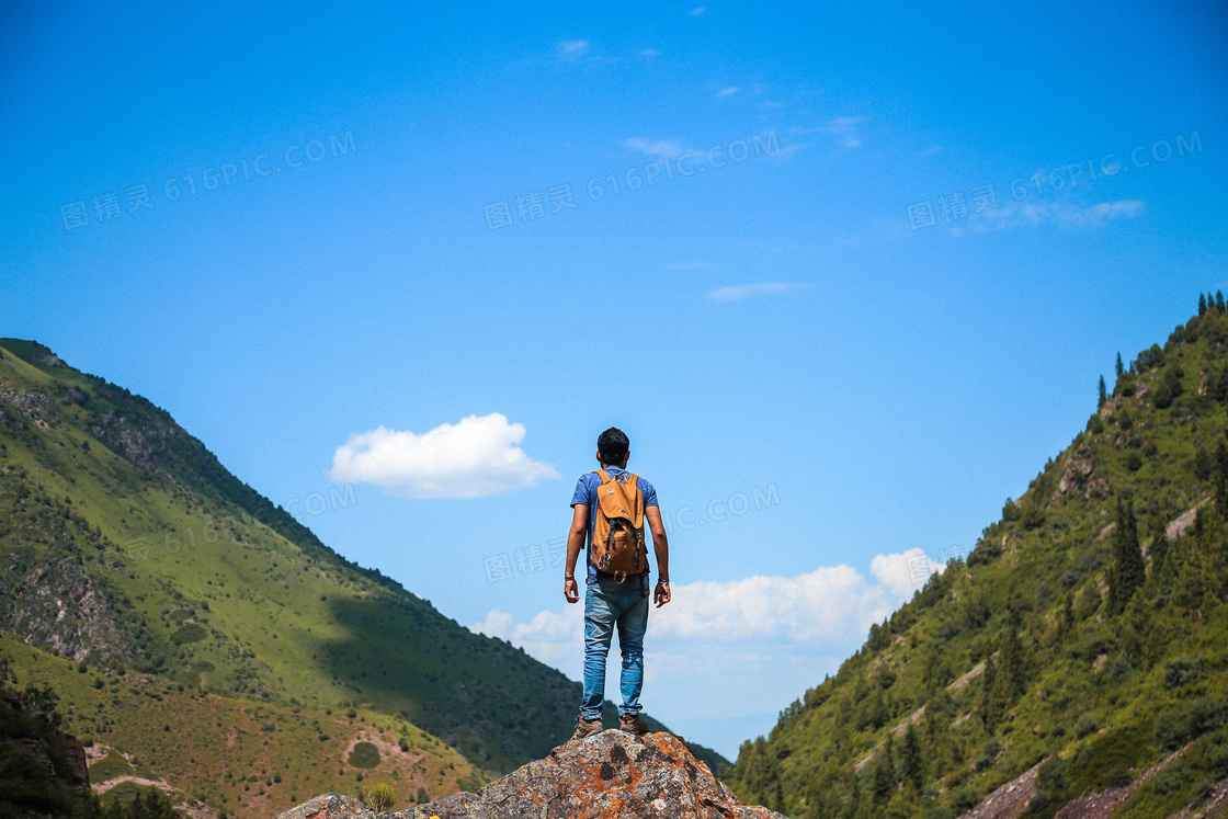 白云山谷与站在高处的男人高清图片