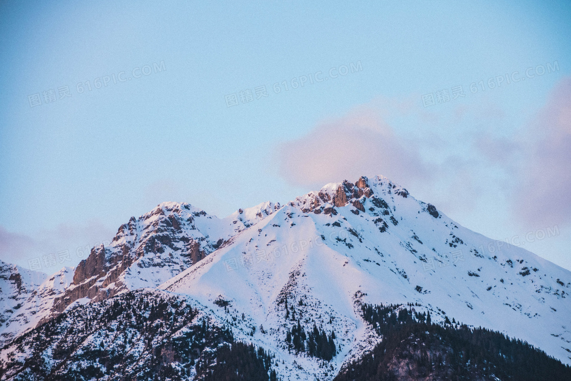 蓝天与冰雪之下的大山摄影高清图片