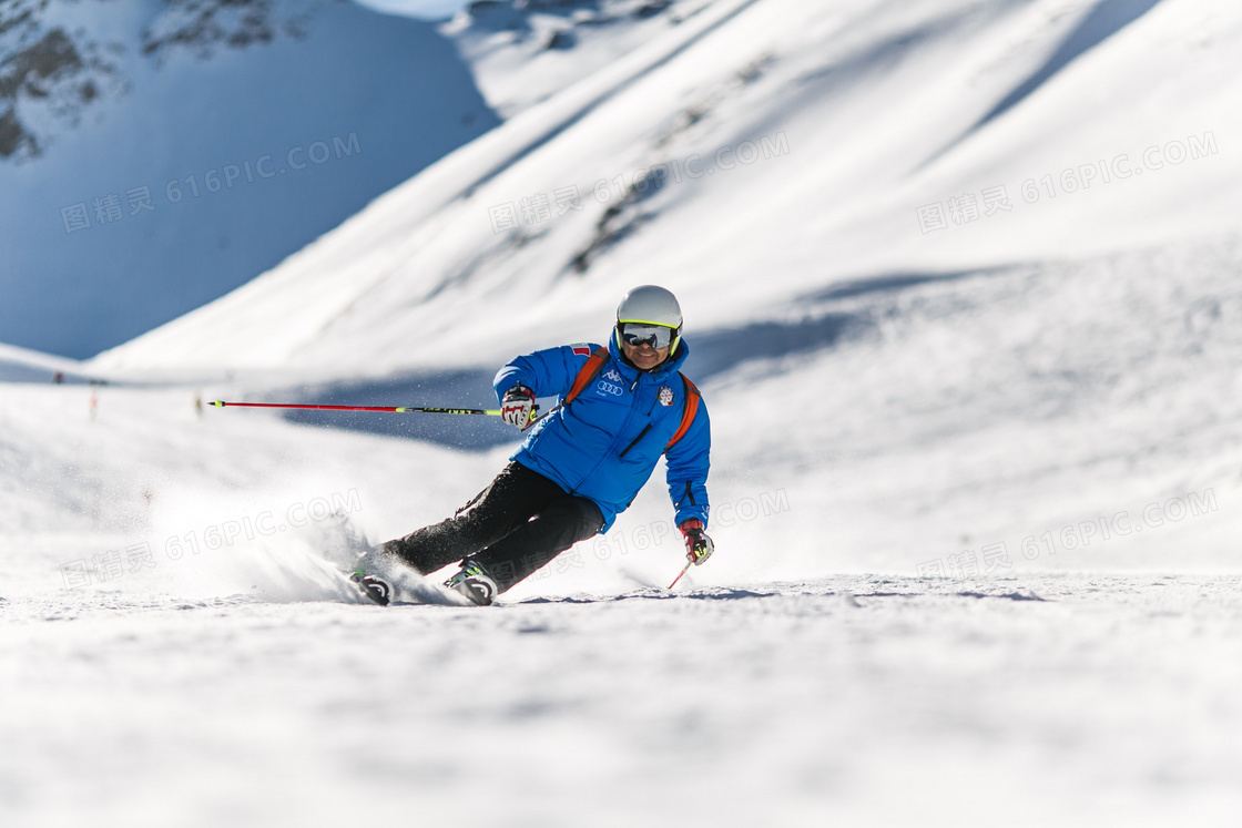 寒冷雪地上滑雪的人物摄影高清图片