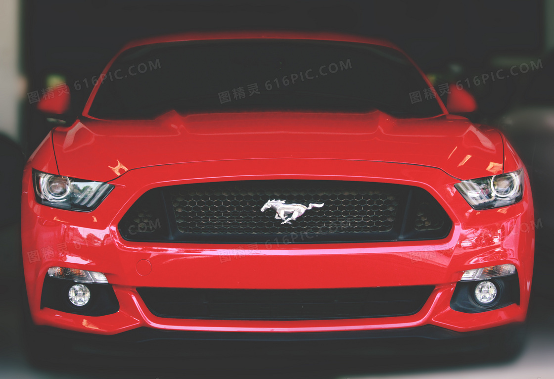一辆红色福特野马跑车摄影高清图片