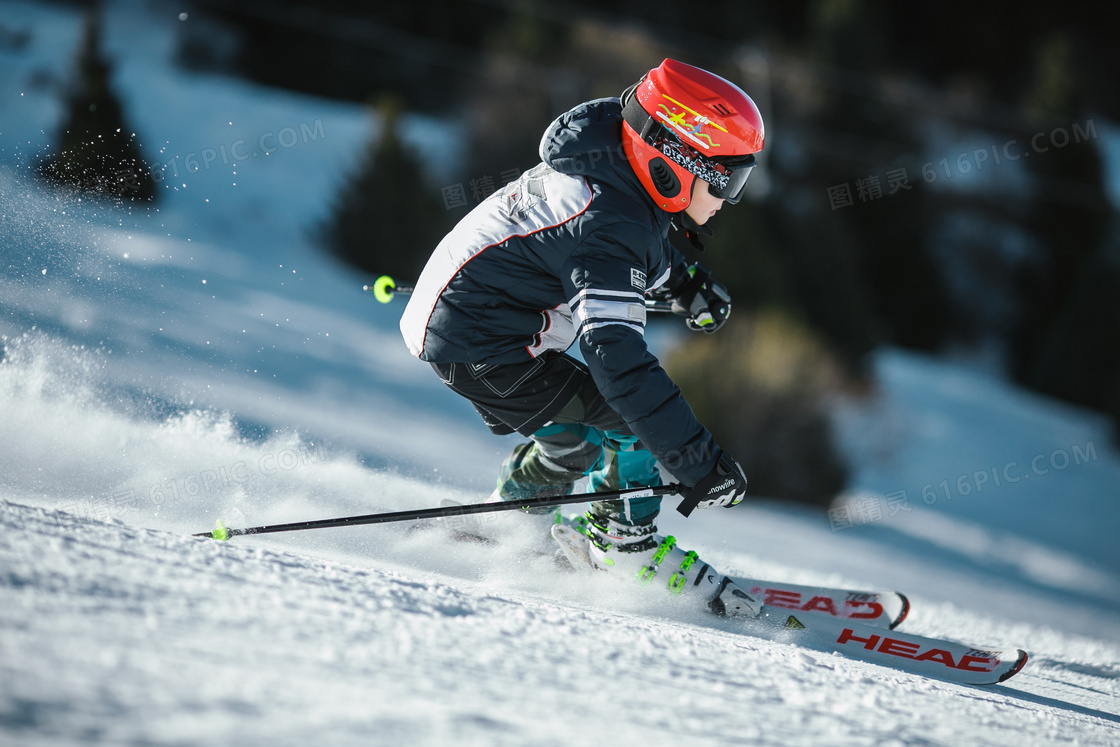 戴红色头盔的滑雪人物摄影高清图片