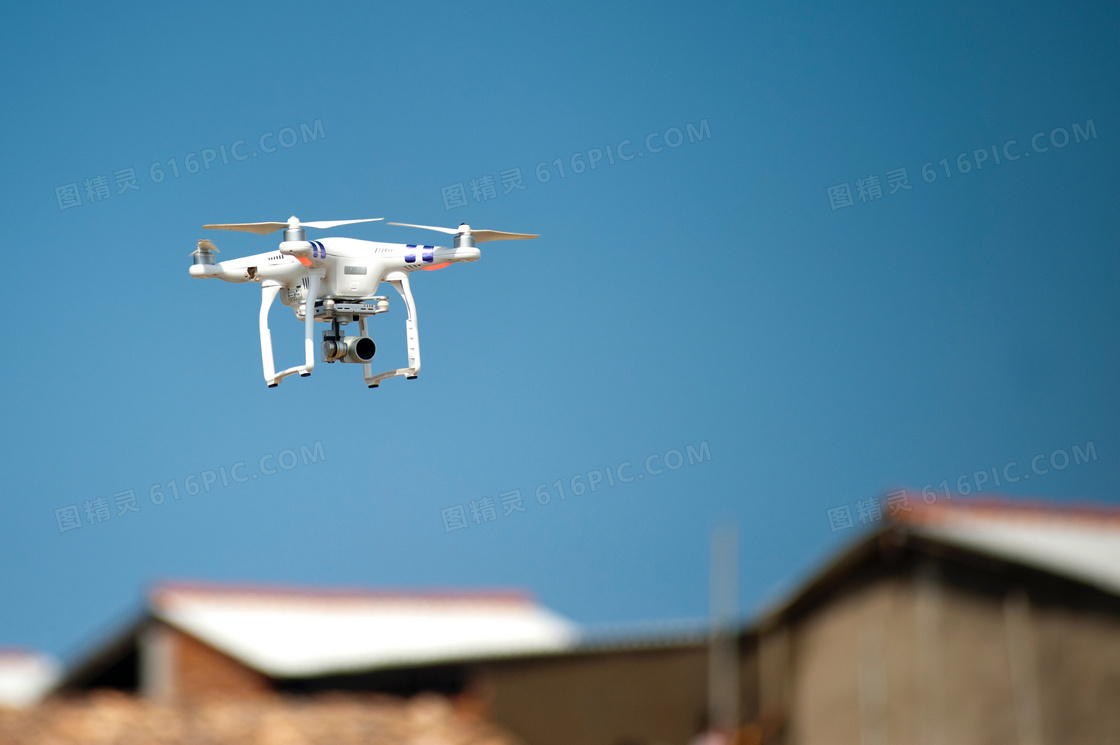 低空飞行的无人机特写摄影高清图片