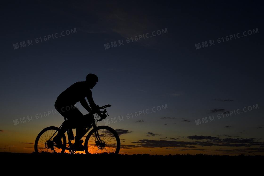 夕阳西下骑车人物剪影摄影高清图片