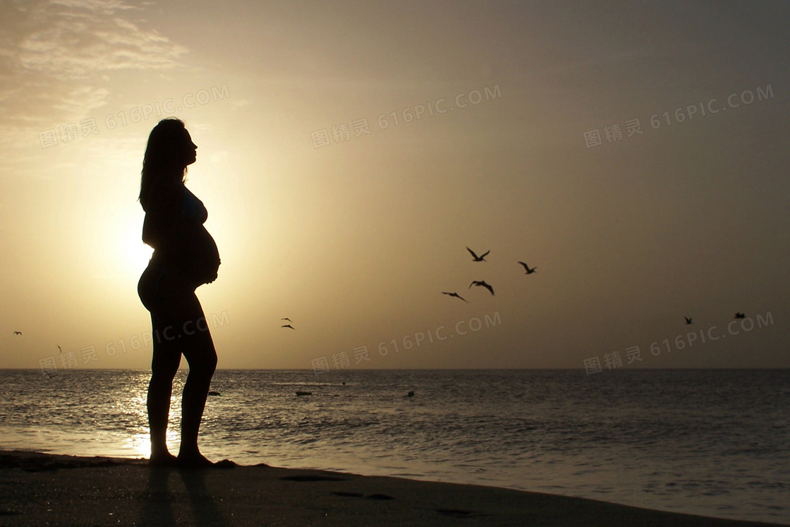 黄昏海边孕妇人物逆光摄影高清图片