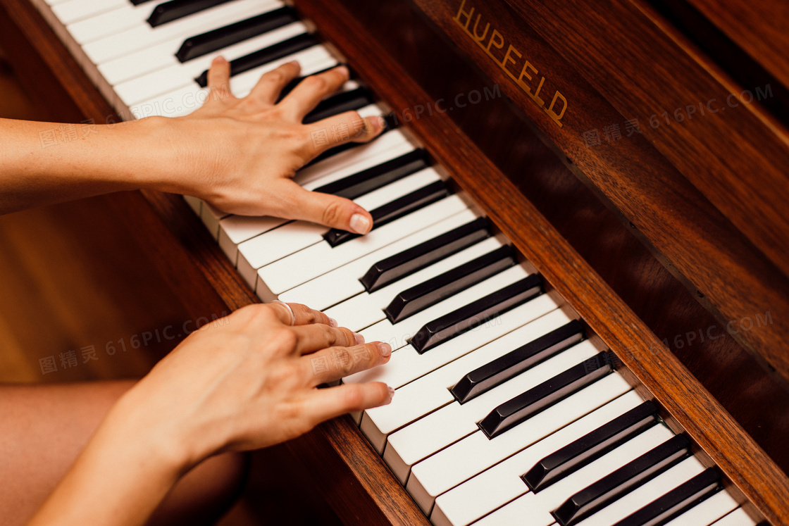 在弹奏钢琴的双手特写摄影高清图片