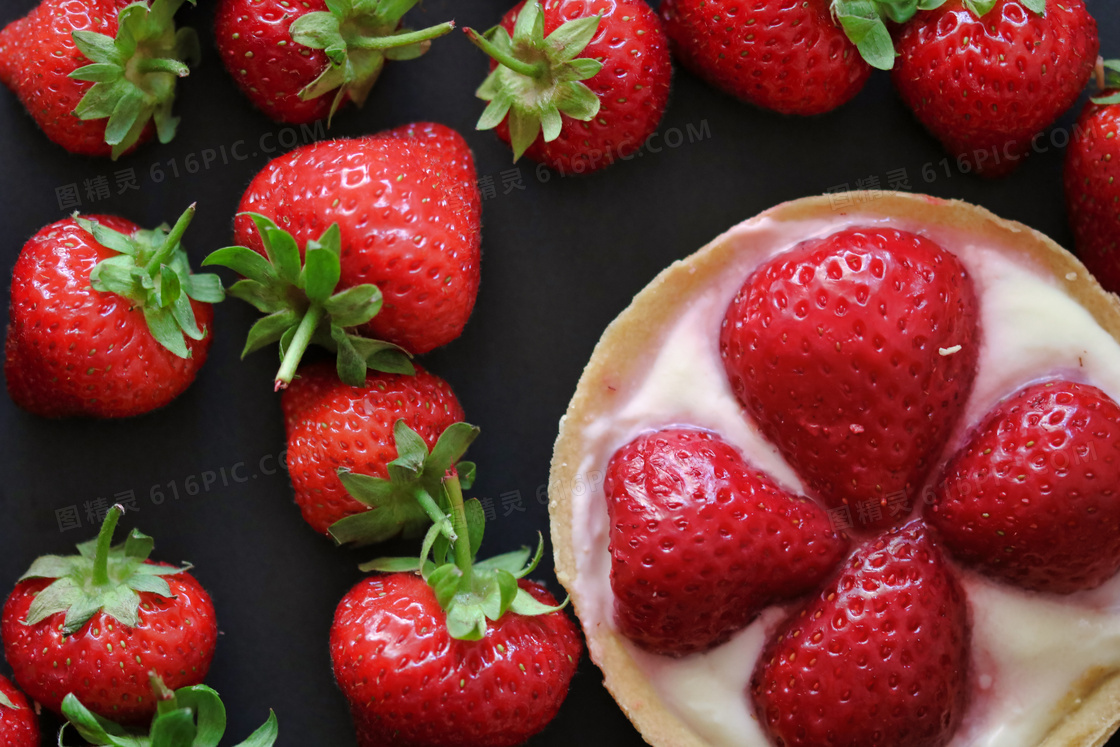 新鲜多汁的大草莓特写摄影高清图片