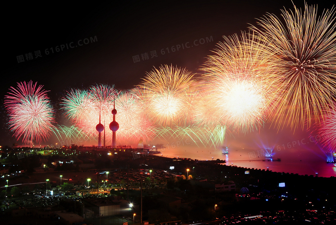 在海边城市绽放的烟花夜景高清图片