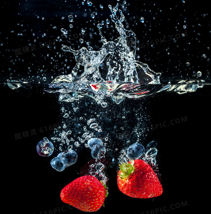 落入水中的蓝莓与草莓摄影高清图片