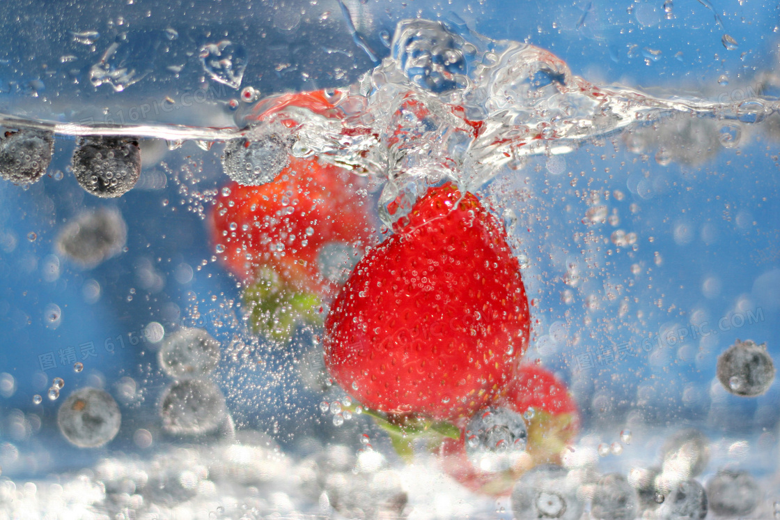 在冒着泡泡水中的草莓摄影高清图片