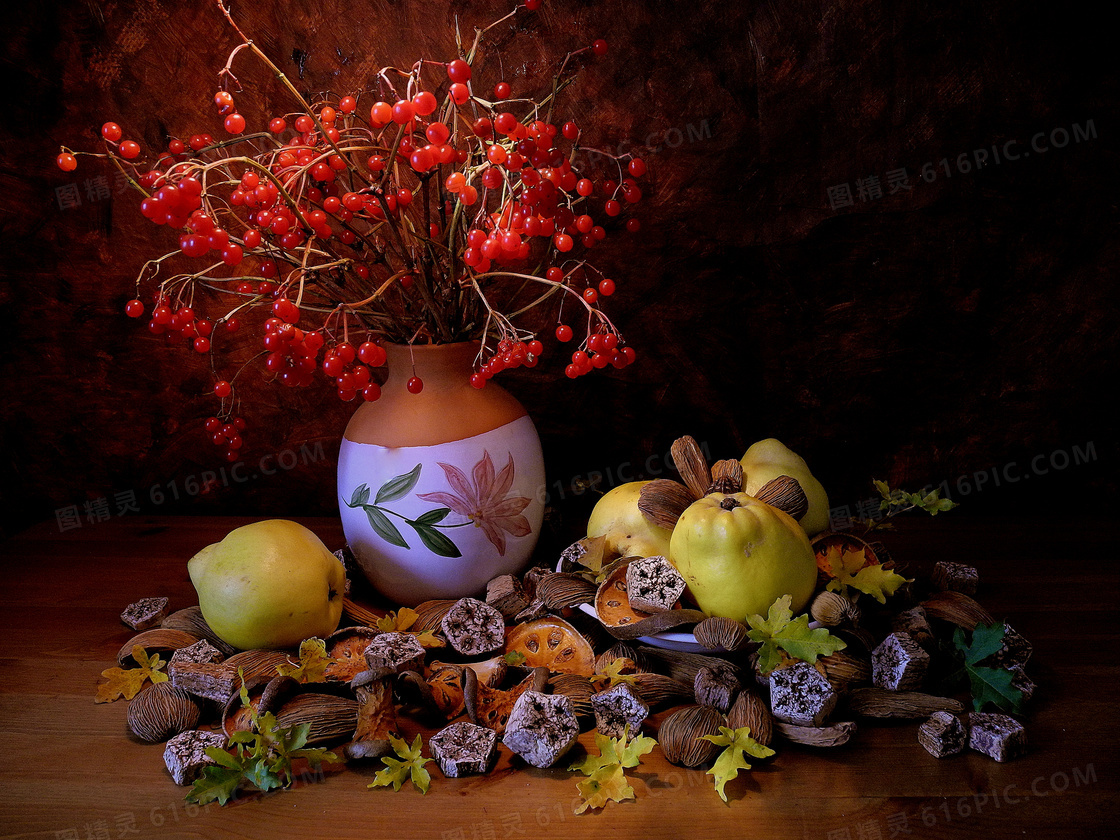 水果与陶罐里的红果子摄影高清图片