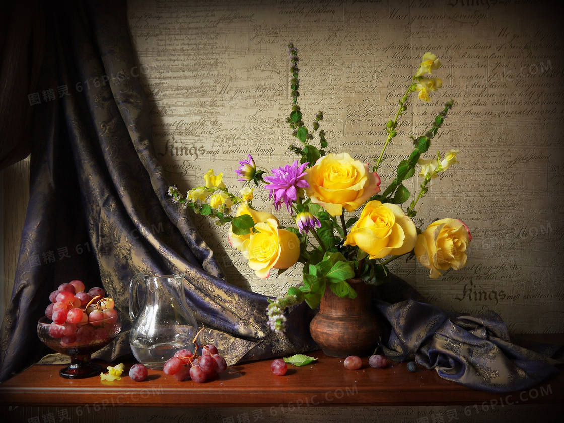 葡萄水果与黄玫瑰特写摄影高清图片