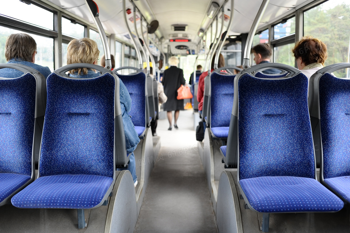 公交车内部的座椅与乘客们摄影图片