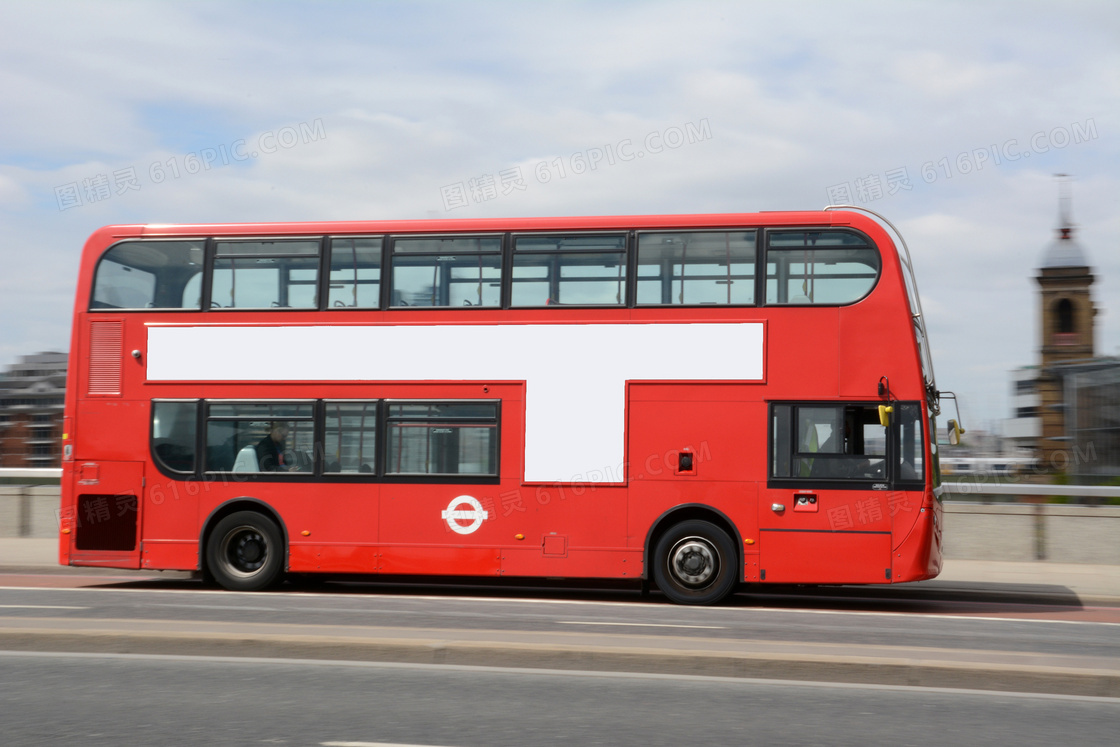 行驶中的红色巴士汽车摄影高清图片