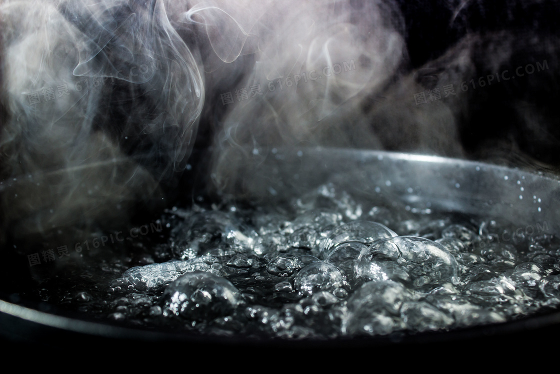 锅里冒着热气的水特写摄影高清图片