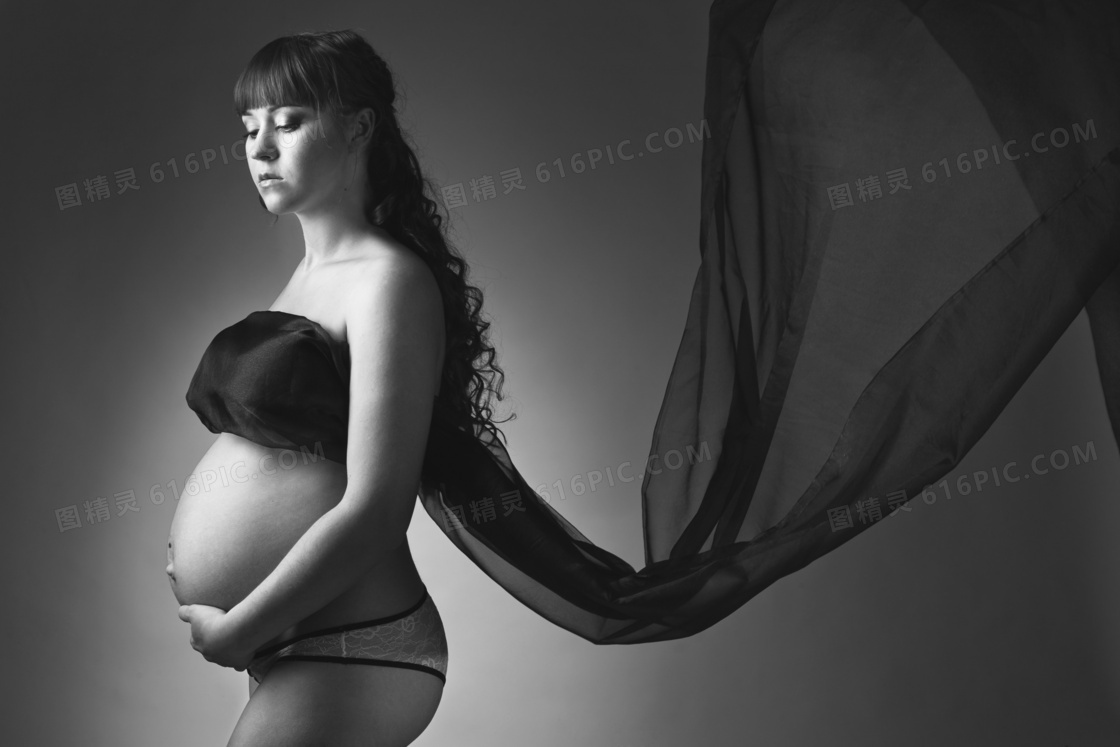 披肩卷发孕妇人物黑白摄影高清图片