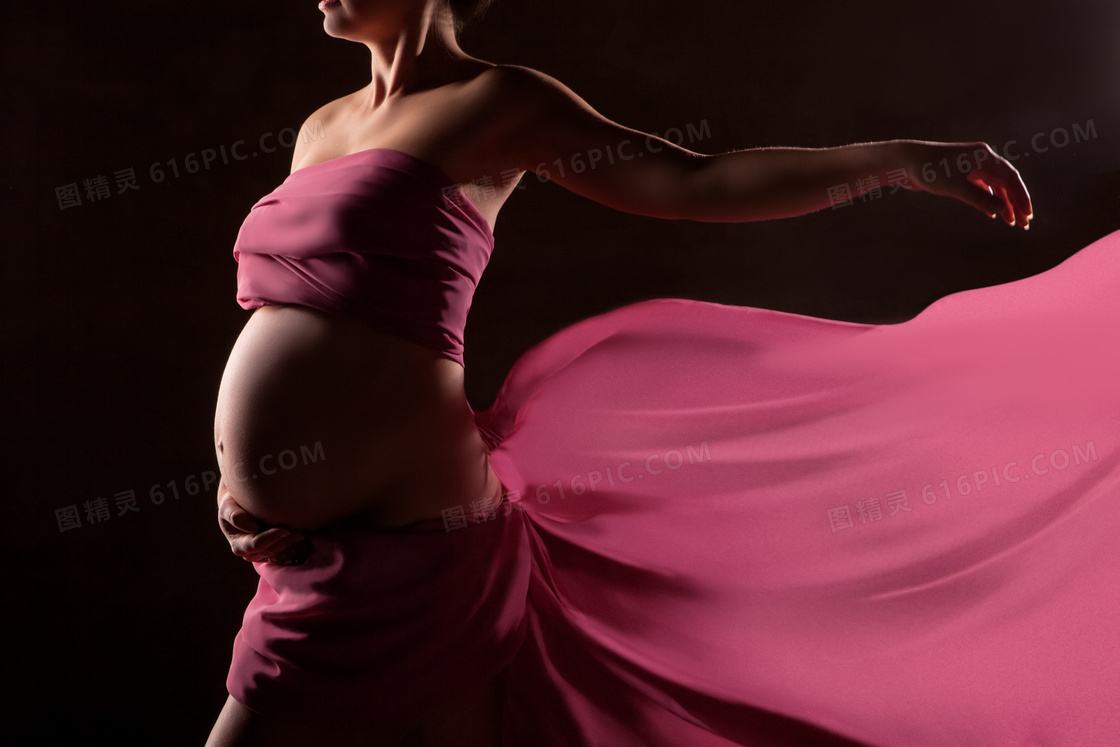 酒红色裙装打扮的孕妇写真摄影图片