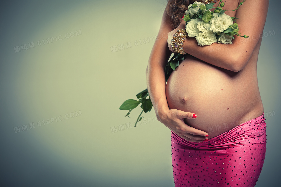 怀抱着鲜花的孕妇人物摄影高清图片