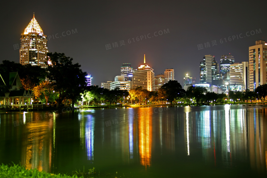 城市湖泊与商务写字楼夜景高清图片