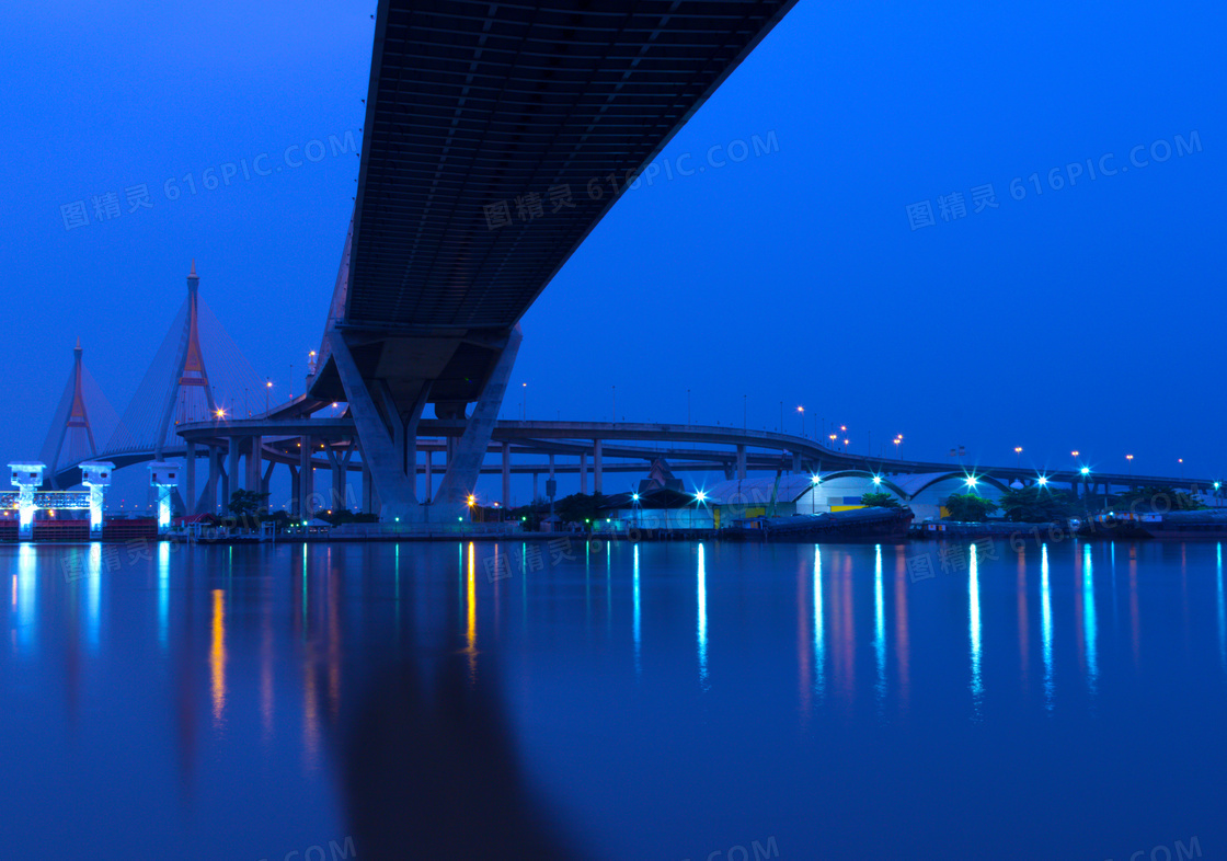 海面上的跨海大桥灯光照明高清图片