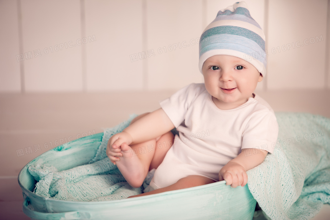 头戴针织帽的可爱宝宝摄影高清图片
