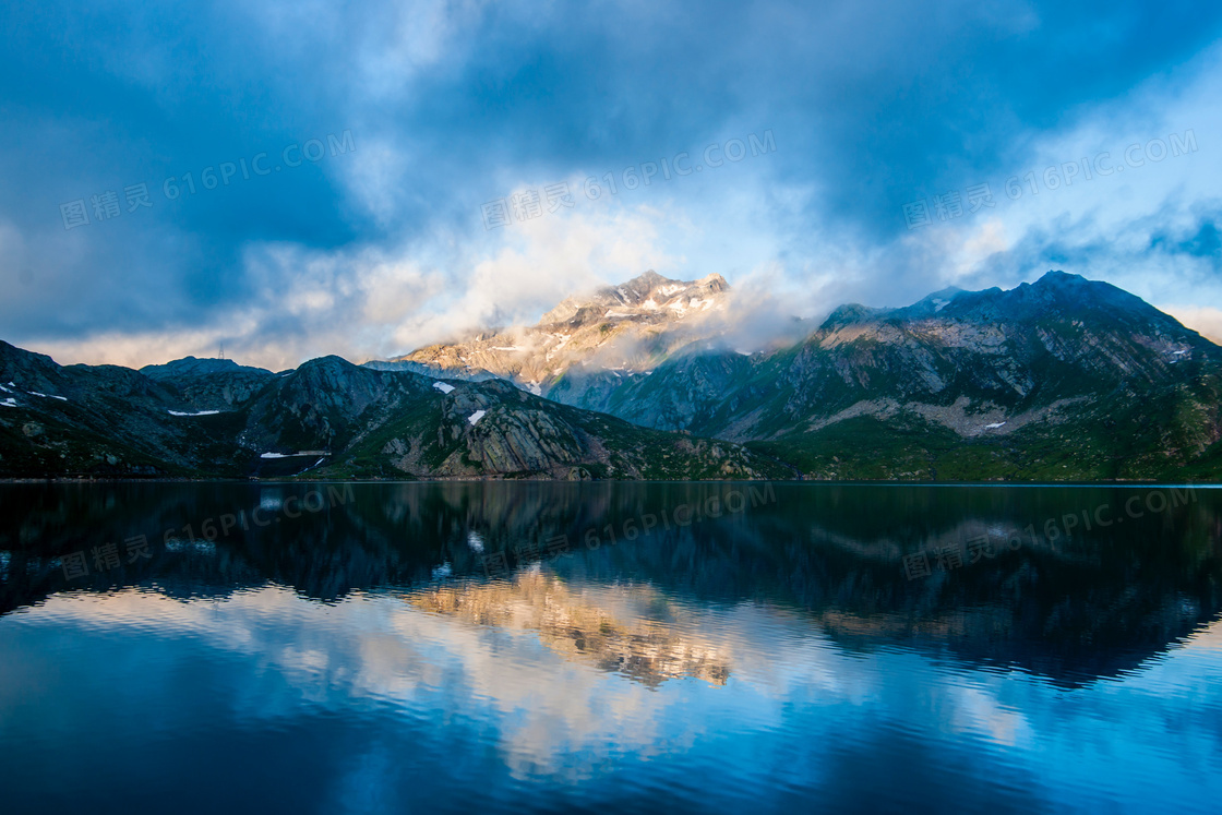 乌云密布下的湖泊景观摄影图片