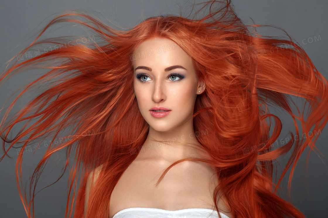 红头发的抹胸美女写真摄影高清图片