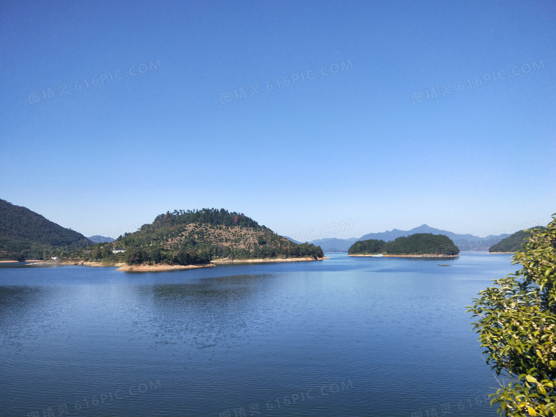 蓝天下的千岛湖风景区摄影图片