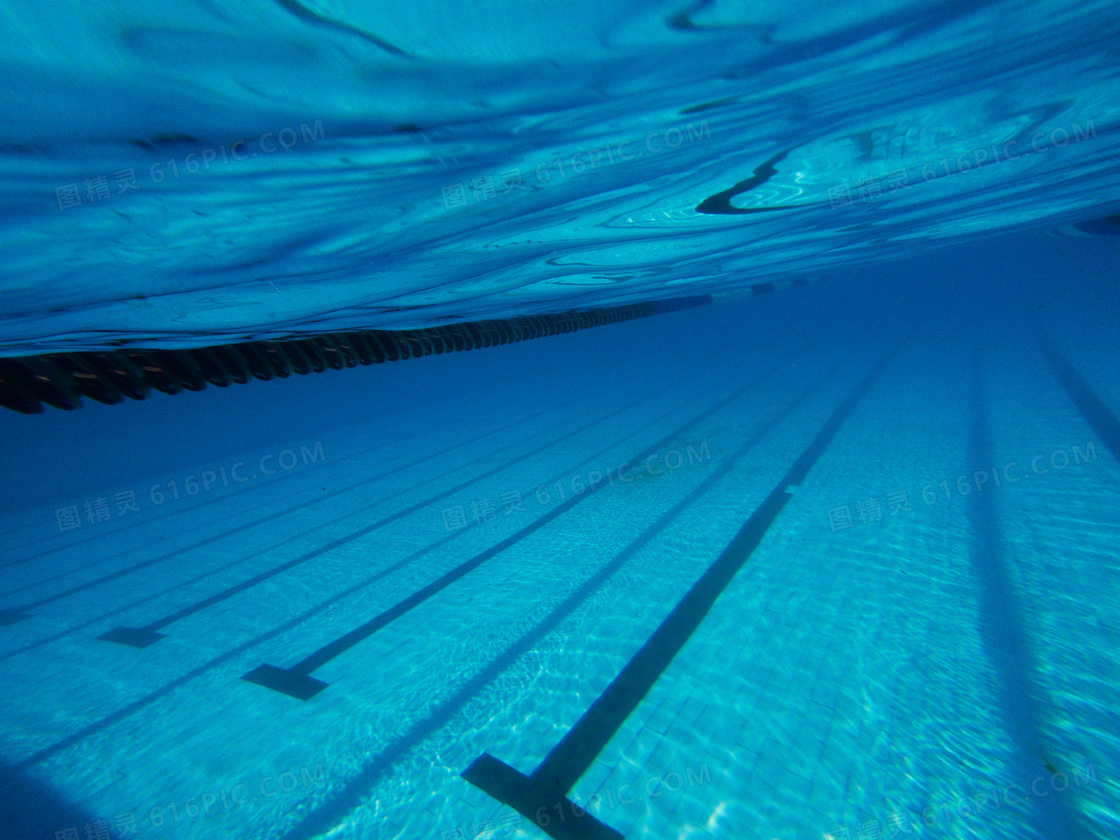 蓝色清澈的游泳池水下摄影高清图片