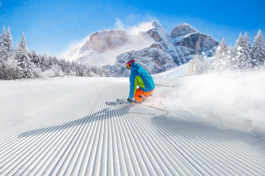 蓝天大山树林滑雪人物摄影高清图片