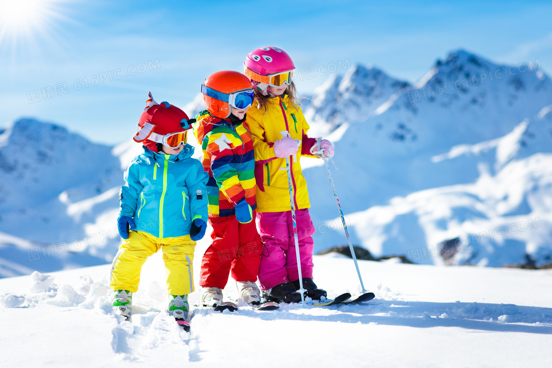 做好准备的滑雪儿童们摄影高清图片