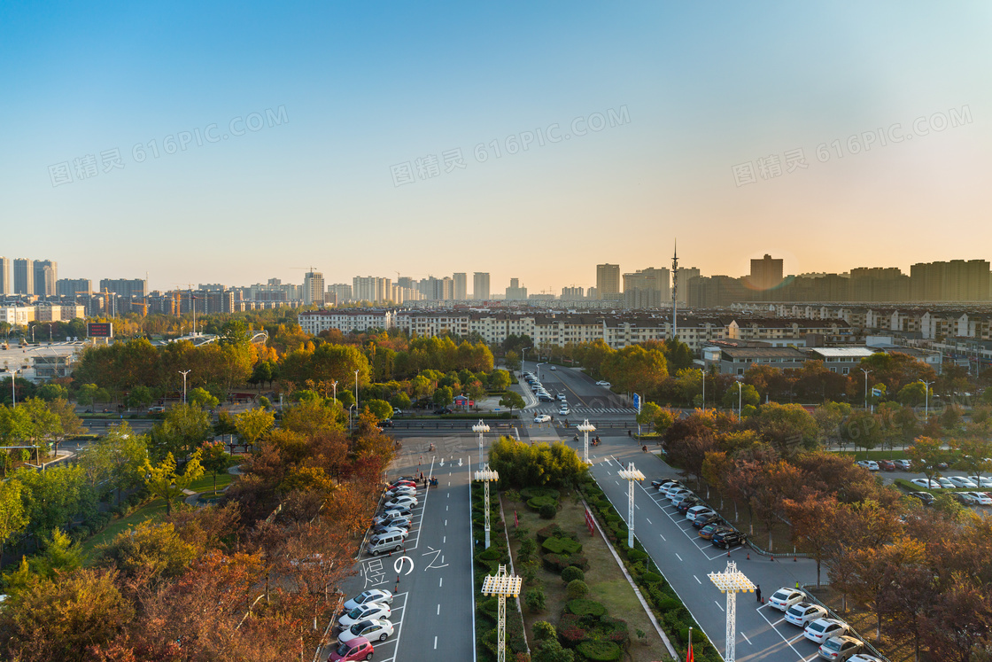 蓝天下秋季美丽的泗阳摄影图片