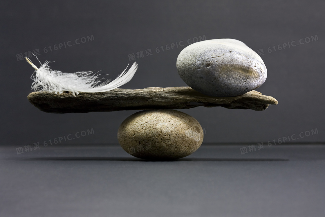 与一块石头保持平衡的羽毛高清图片