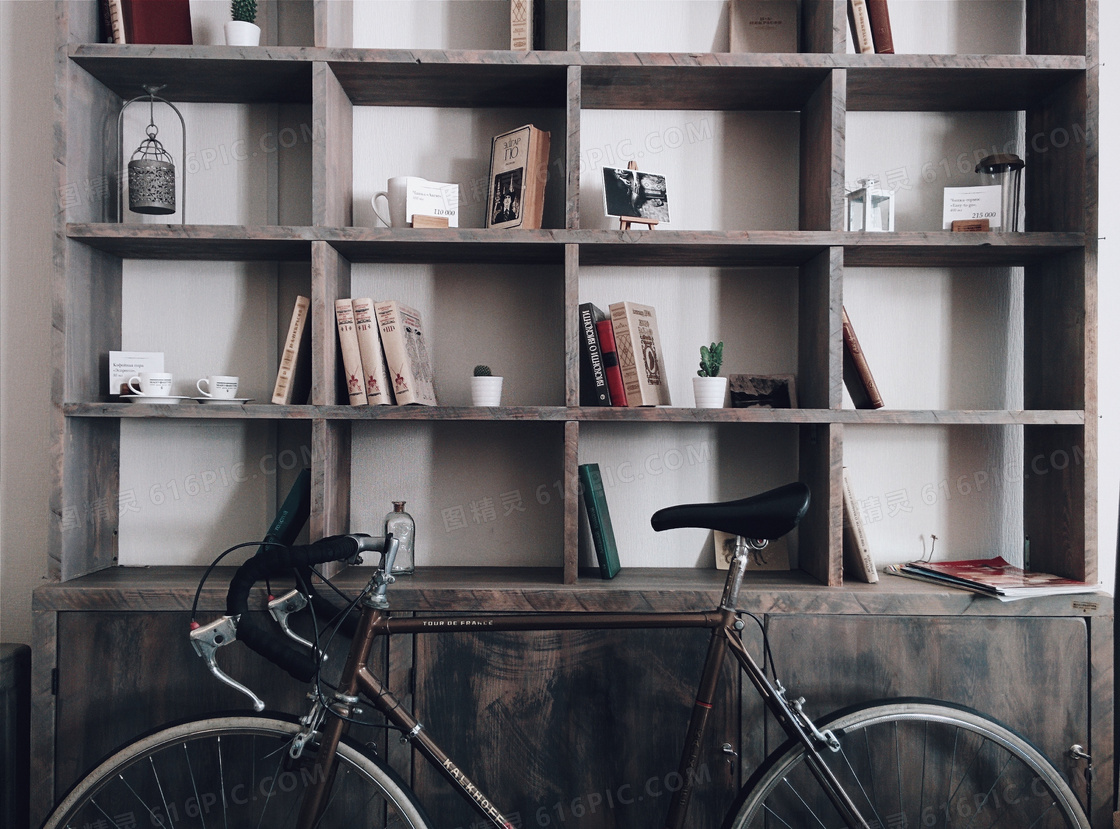 自行车与木质书架上的书籍高清图片