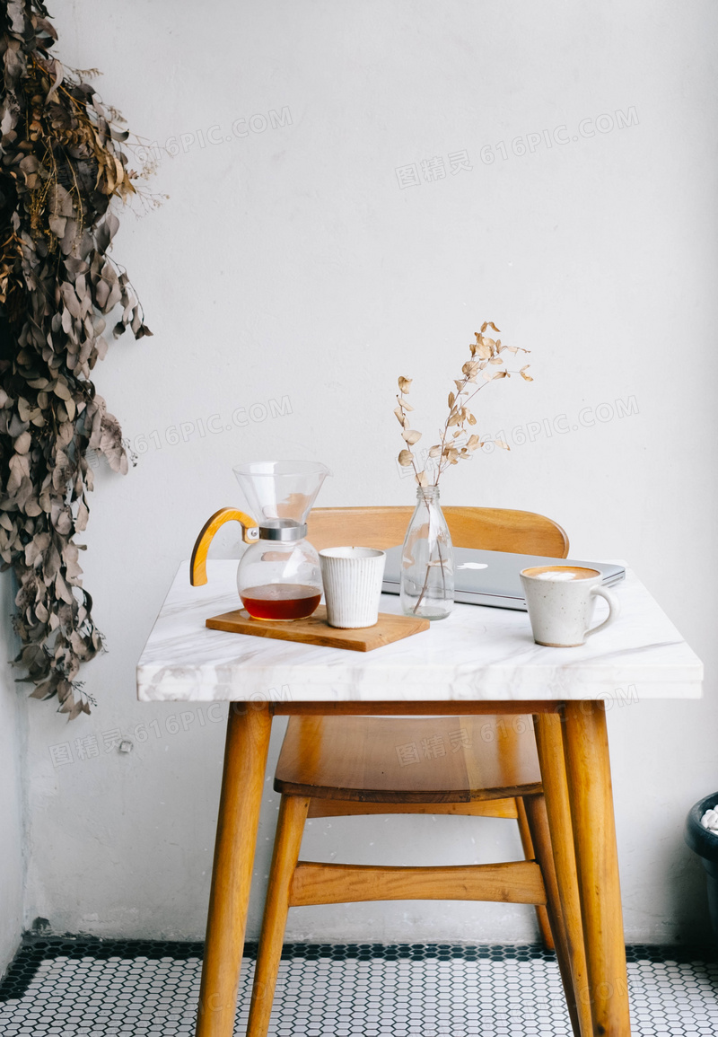 桌上的茶水与咖啡杯等摄影高清图片
