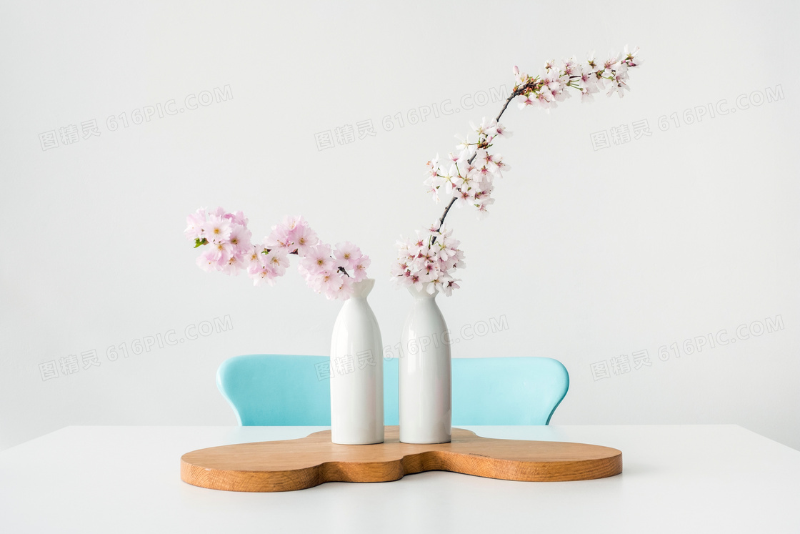 桌上白色瓷瓶里的樱花摄影高清图片