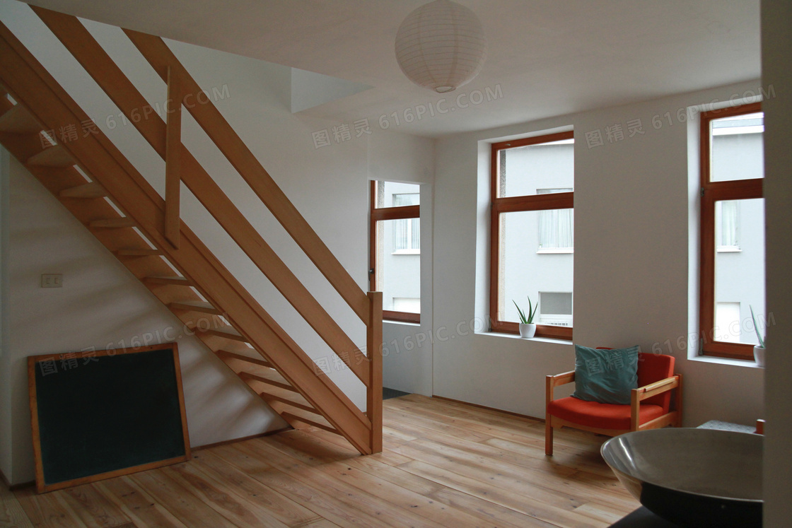 房间沙发盆栽与楼梯等摄影高清图片
