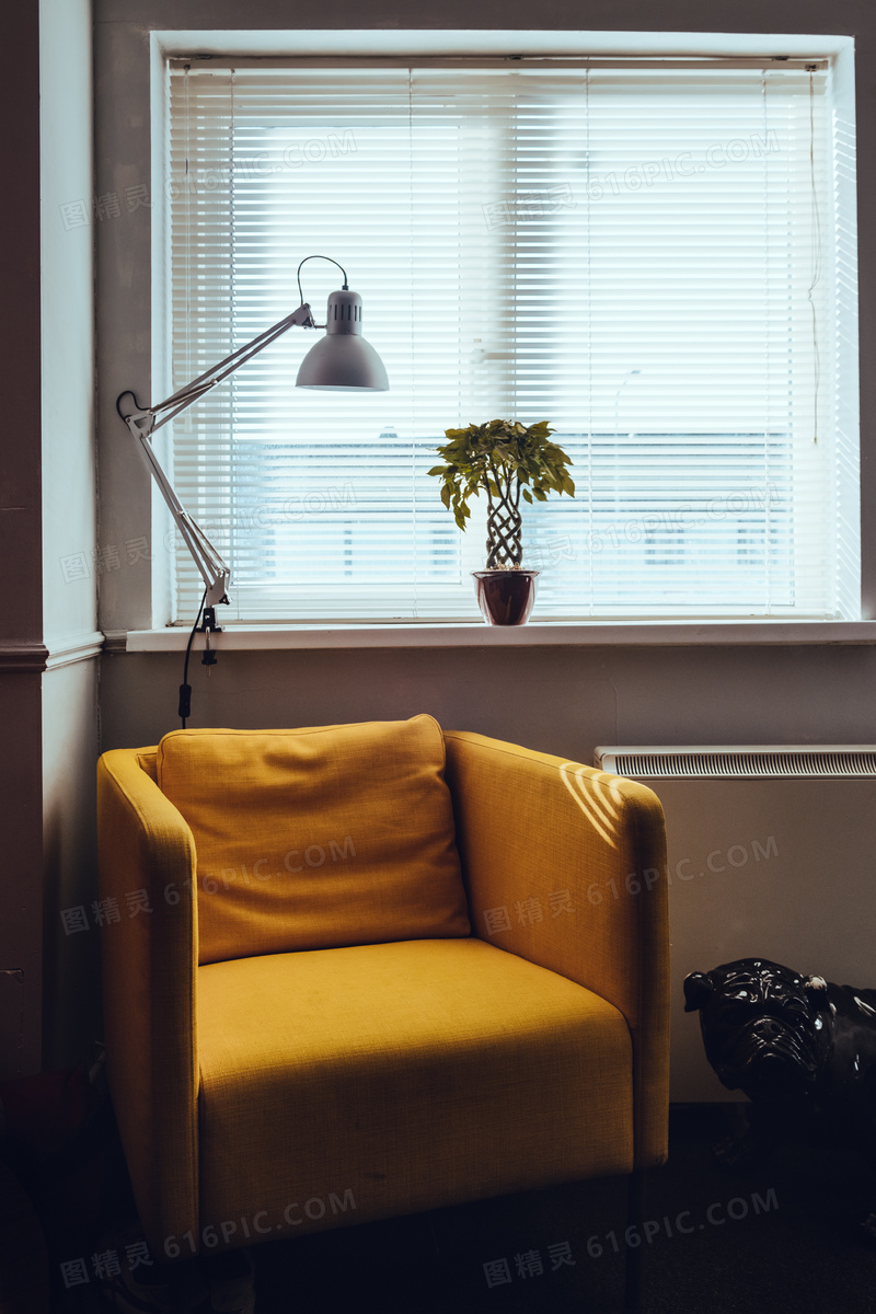 靠窗户摆放的黄色沙发摄影高清图片
