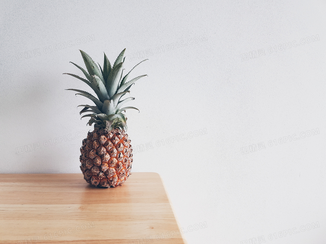 摆放在桌上的一个菠萝摄影高清图片