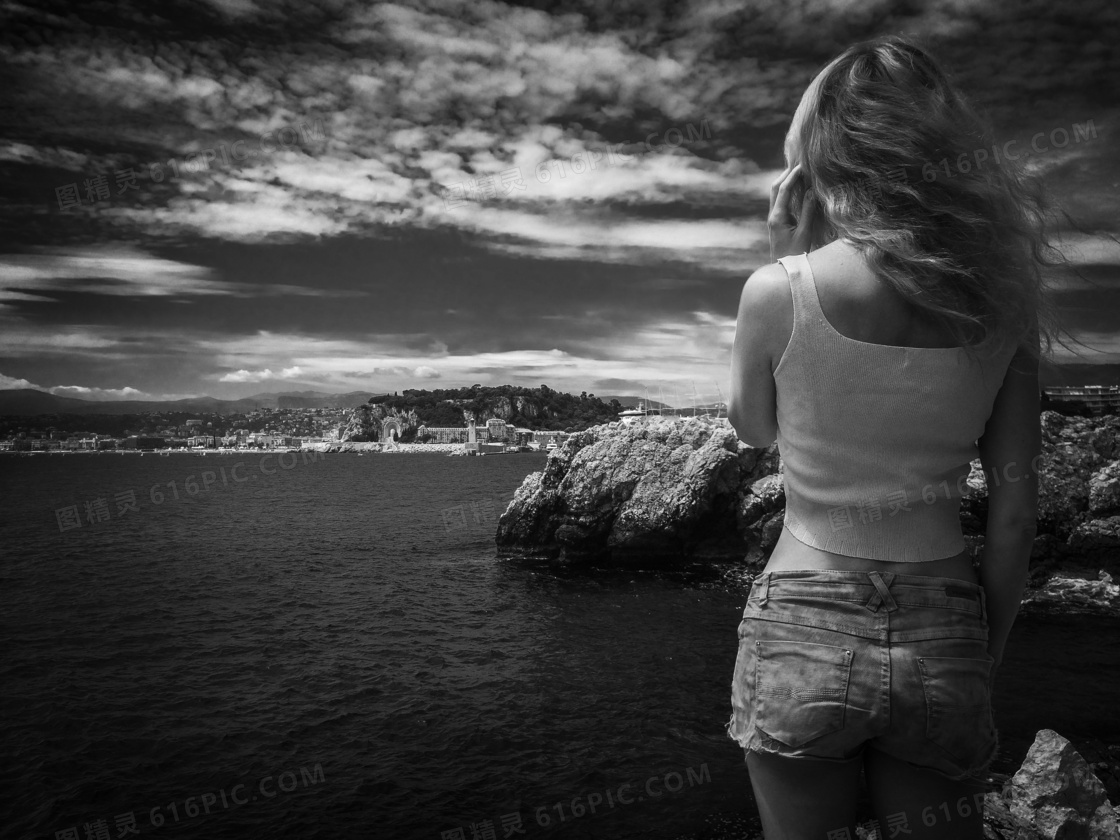 站在大海边的美女黑白摄影高清图片